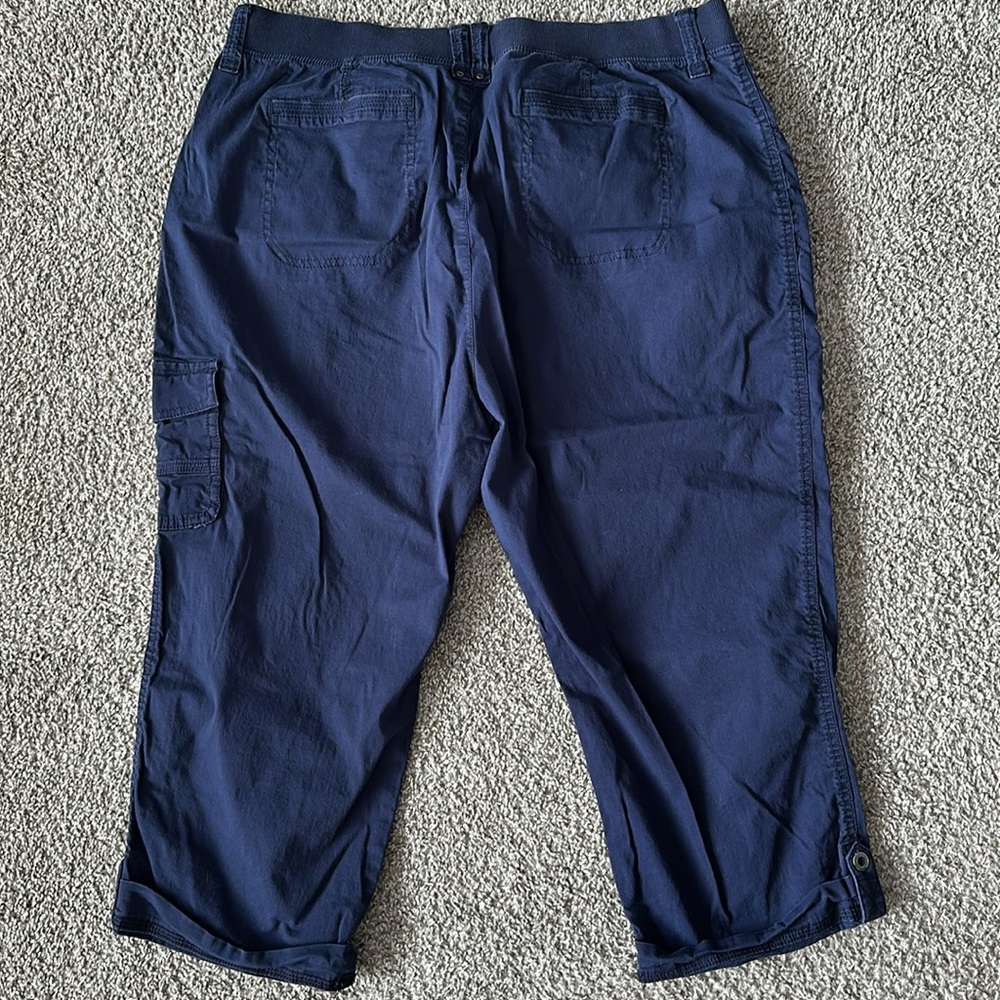 Women’s Lee Relaxed Fit Midrise Capris - Picture 2 of 2